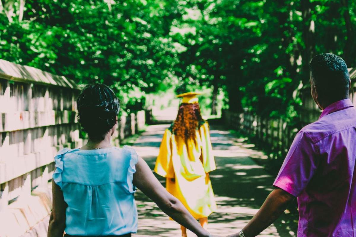 fille avec ses parents